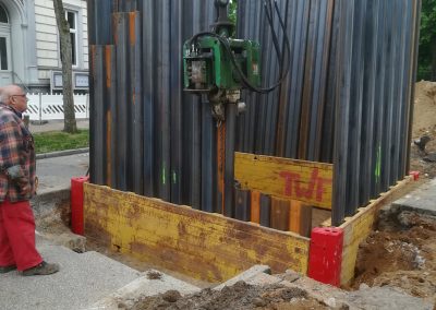 Schachtbaugruben, Kammerdielenverbau, HVR 30, Anbauvibrator,